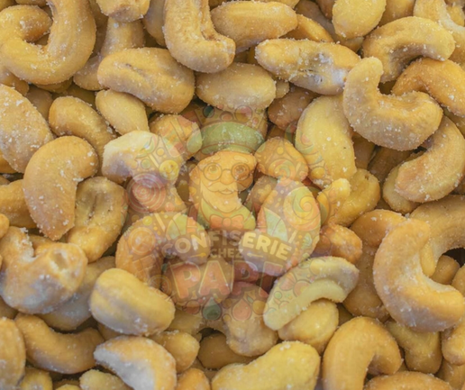 Cajous entiers grillés avec sel